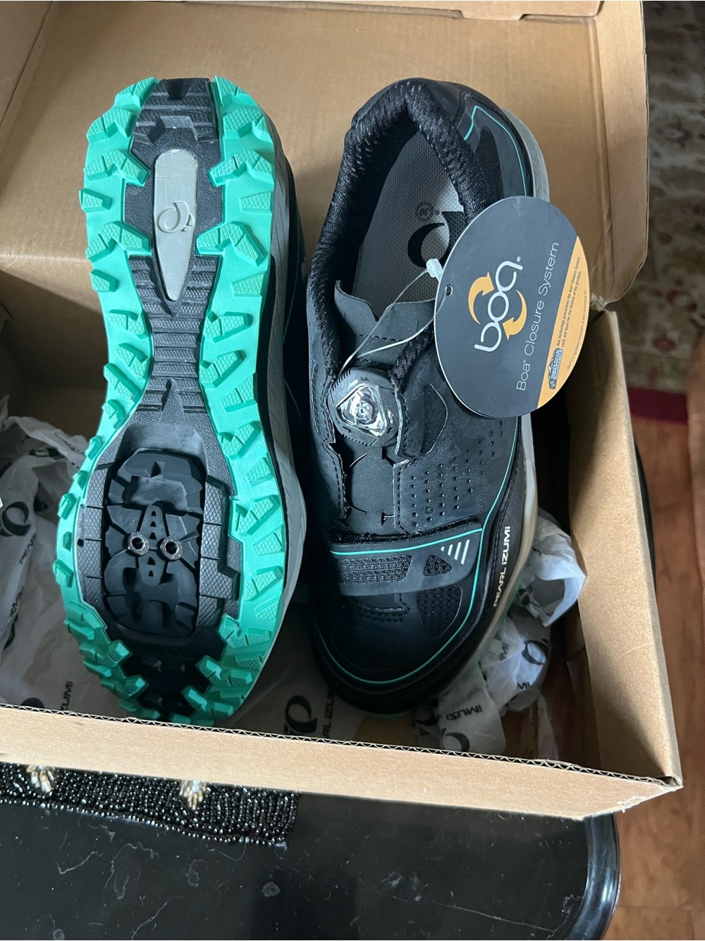 New- Pearl Izumi Women's Cycling Shoes in Black and Teal.  Excellent spin class
